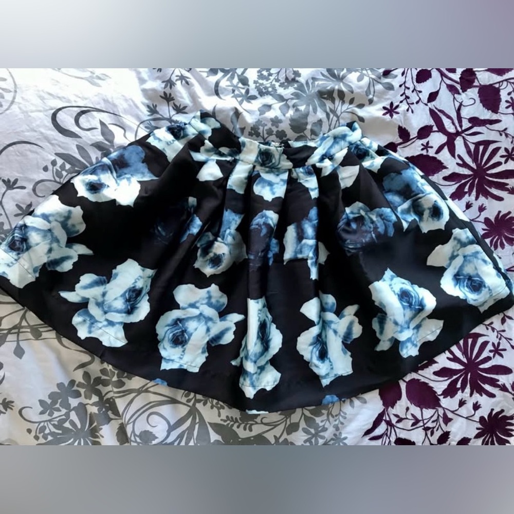 NWOT L’Atiste Floral Dark Blue & Light Blue Puffy Mini Skirt | S